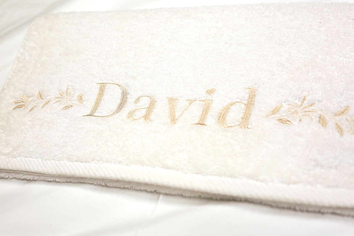 SERVIETTE DE BAIN BLANCHE PERSONNALISÉE | BRODERIE PRENOM OR