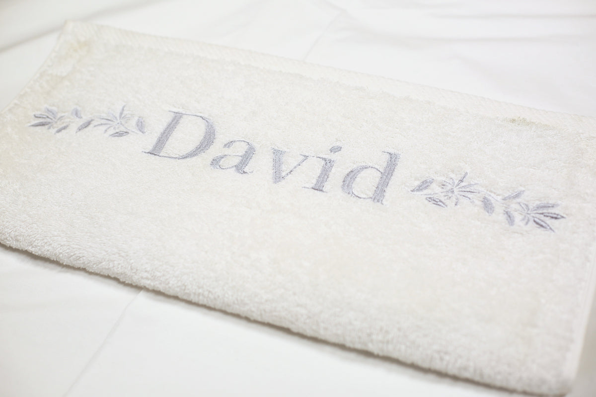 SERVIETTE DE BAIN BLANCHE PERSONNALISÉE | BRODERIE PRENOM ARGENT